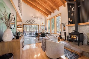 Interior - MONTHLY LEASE Owl's Nest By Tahoe Getaways - Tahoe Donner w HOA Access (Truckee)