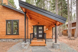 Exterior detail - MONTHLY LEASE Owl's Nest By Tahoe Getaways - Tahoe Donner w HOA Access (Truckee)