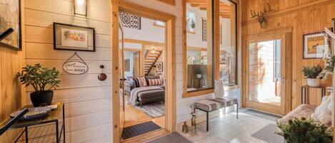 Télévision, cheminée, livres