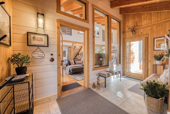 TV, fireplace, books - MONTHLY LEASE Owl's Nest By Tahoe Getaways - Tahoe Donner w HOA Access (Truckee)