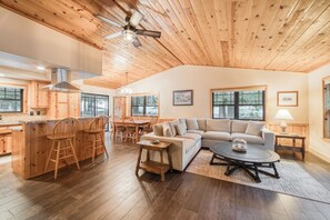 Een smart-tv en een open haard