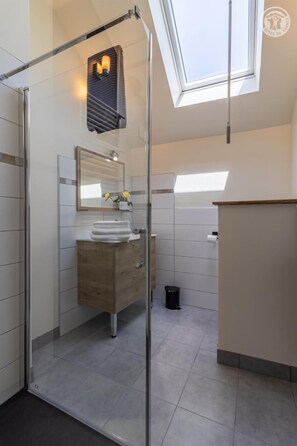 Dusche, Haartrockner, Handtücher