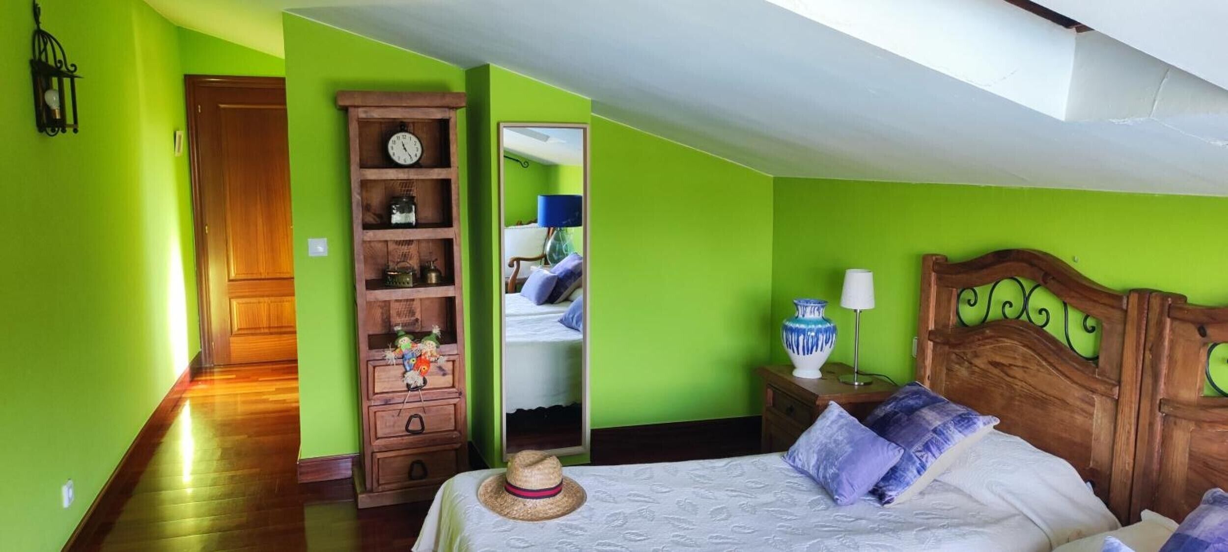 4 bedrooms, iron/ironing board, free WiFi, bed sheets