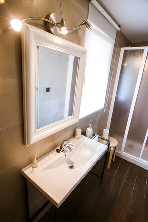 Shower, towels - Apartment 'Usko 2' with Mountain View, Private Pool and Wi-Fi (Amurrio)