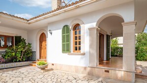 A building with a tiled patio, arched doorways, and a stone floor. - Villa 'Anecs' with Private Garden, Wi-Fi and Air Conditioning (Muro)