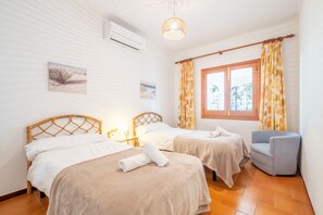 3 bedrooms, iron/ironing board, free WiFi, bed sheets