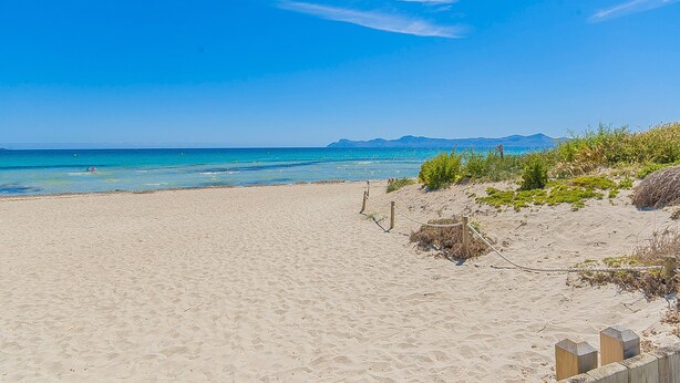 A beach with clear blue water, sandy shore, and distant mountains. - Villa 'Anecs' with Private Garden, Wi-Fi and Air Conditioning (Muro)