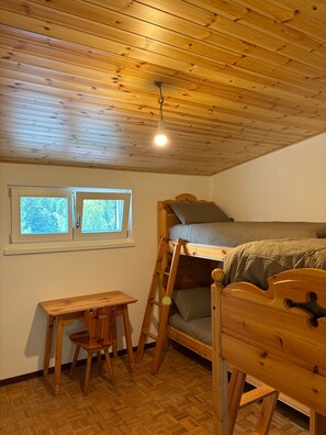3 Schlafzimmer, BĂŒgeleisen/BĂŒgelbrett, kostenloses WLAN, BettwĂ€sche