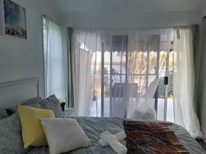 3 عدّة غرف نوم ومكواة/لوح كي وواي فاي وملاءات أسرّة