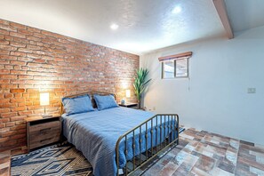 4 bedrooms, desk, iron/ironing board, free WiFi