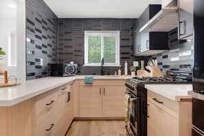Private kitchen - "Beach Bungalow" 2bed/1bath cottage minutes from the beach in Grover Beach (Grover Beach)