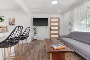 Living area - "Beach Bungalow" 2bed/1bath cottage minutes from the beach in Grover Beach (Grover Beach)
