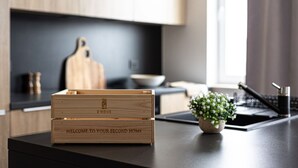 A wooden crate with "WELCOME TO YOUR SECOND HOME" on a kitchen counter. - Humo Idealna Lokalizacja Centrum Gara (Poznan)