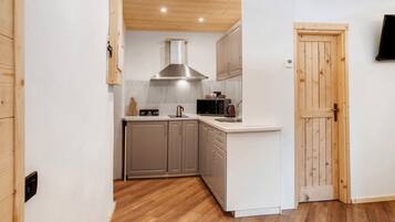 雪櫃、微波爐、焗爐、爐具