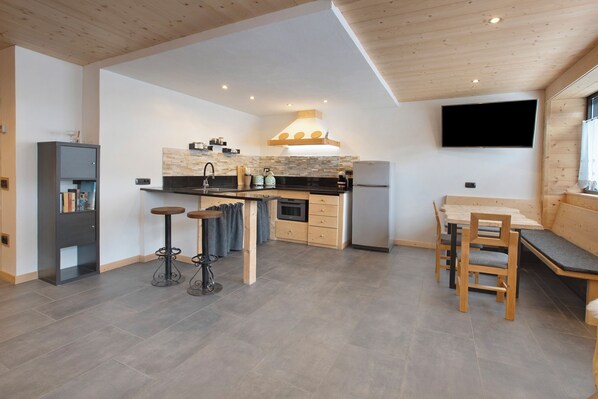 Frigorifero, microonde, forno, piano cottura