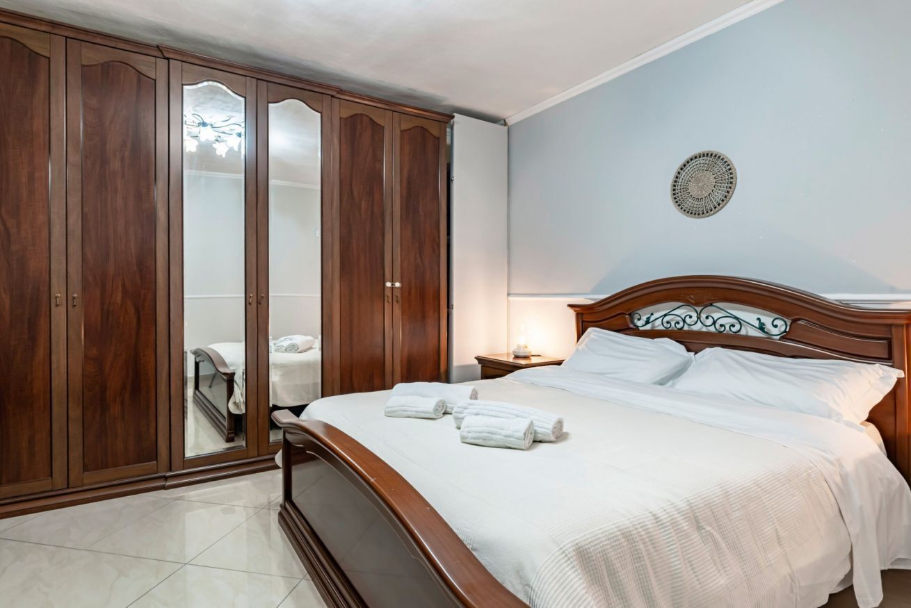 1 habitación, tabla de planchar con plancha, wifi y ropa de cama 