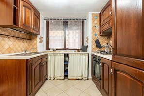 Fridge, oven, stovetop, electric kettle