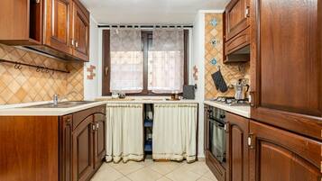 Kühlschrank, Ofen, Herdplatte, Kochgeschirr/Geschirr/Besteck