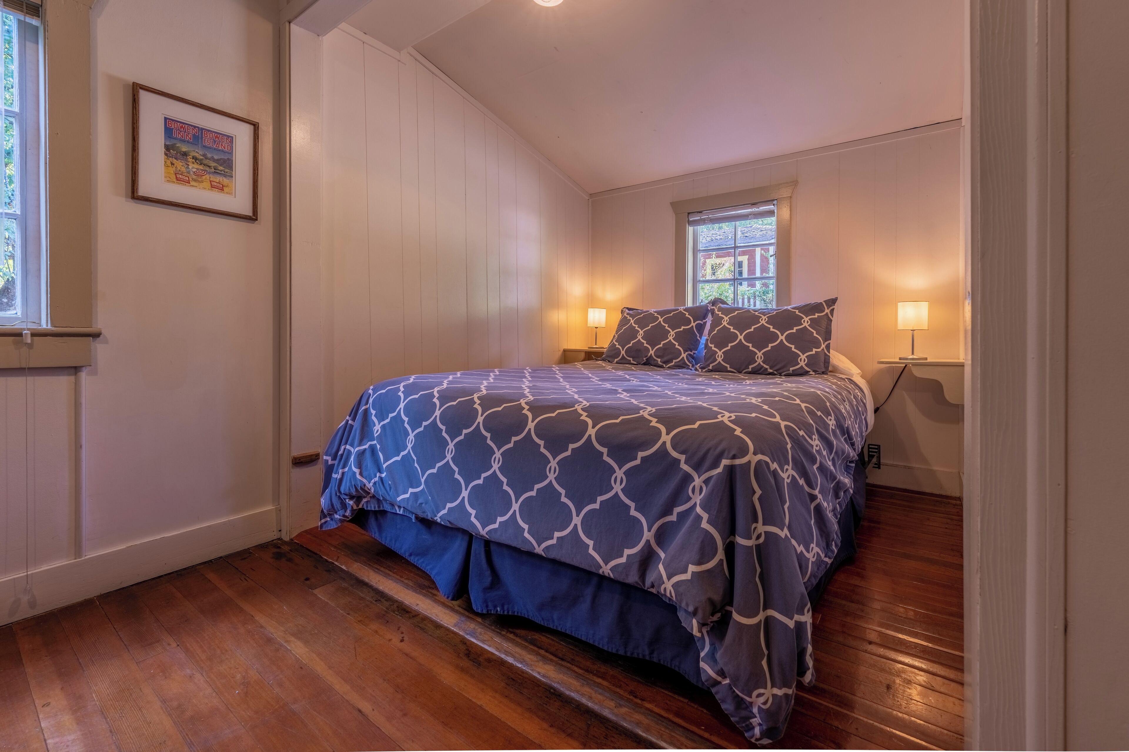 Skrivebord for bærbar PC, strykejern/-brett og wi-fi (inkludert)