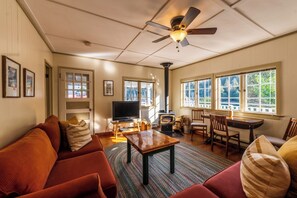 Traditional-Ferienhaus, 2 Schlafzimmer, Blick auf den Jachthafen | Wohnbereich