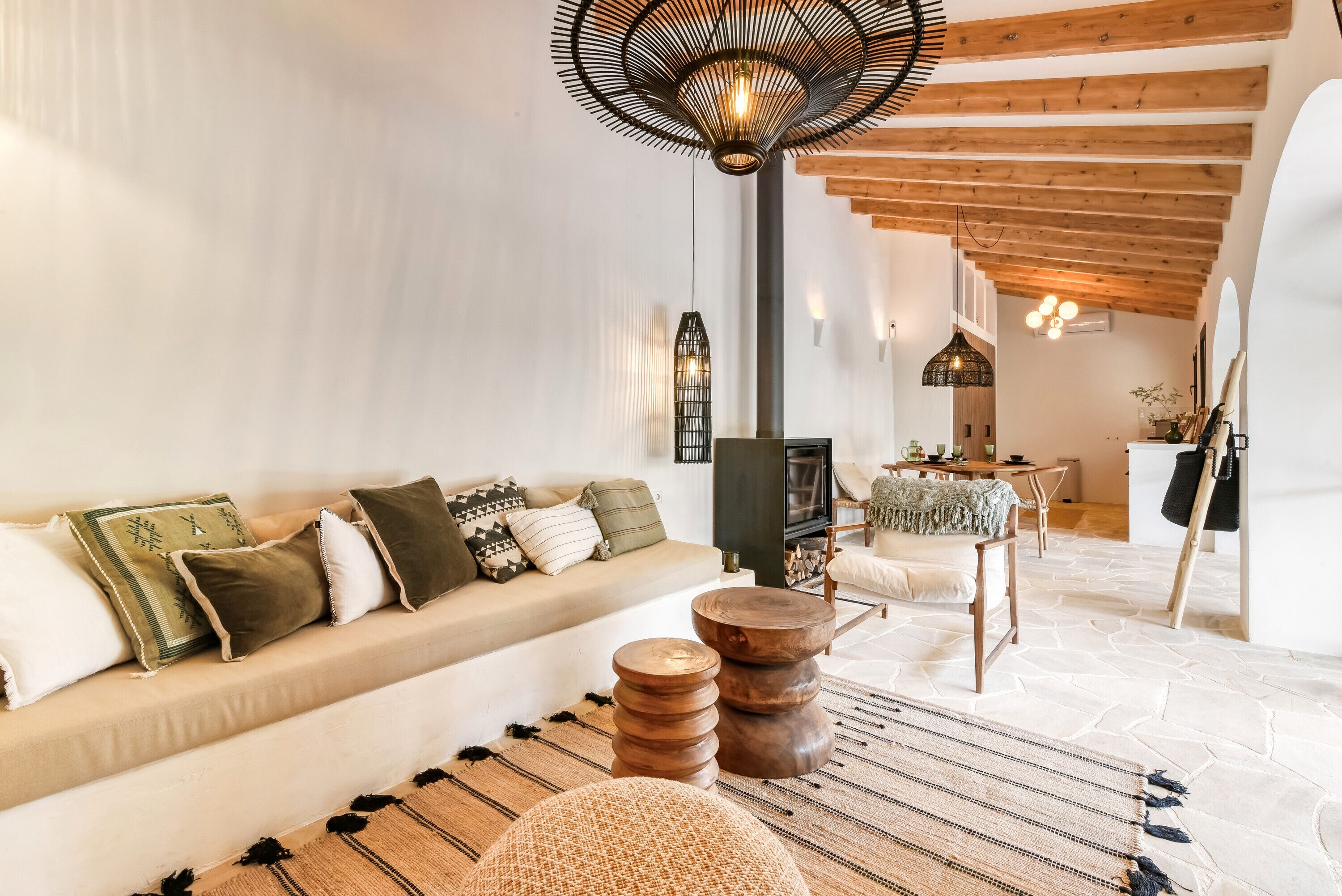 Een televisie en een open haard