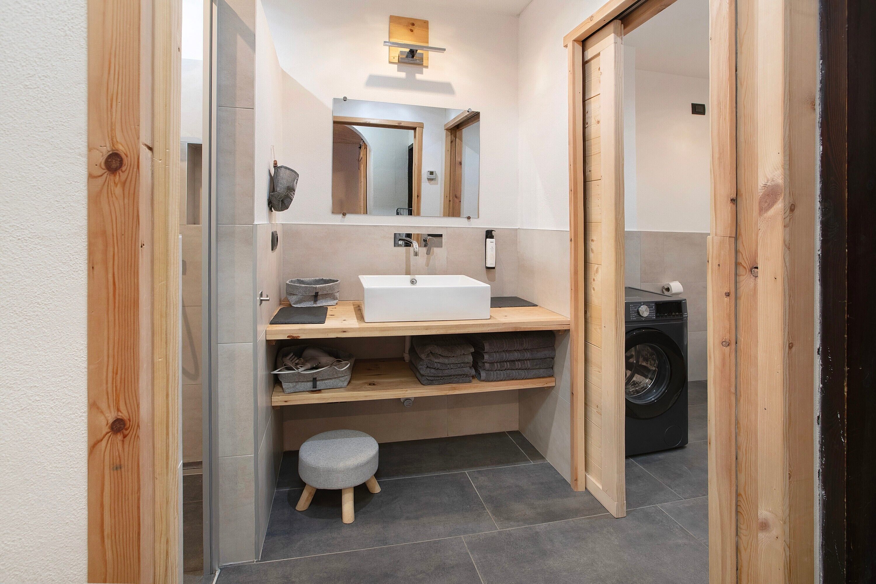 Douche, sèche-cheveux, serviettes fournies