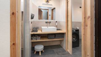 Douche, sèche-cheveux, serviettes fournies