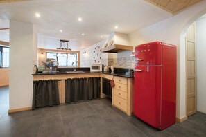 Fridge, microwave, oven, stovetop - Apartment 'Gavia' with Mountain View and Wi-Fi (Santa Caterina)