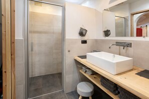 Shower, hair dryer, towels - Apartment 'Gavia' with Mountain View and Wi-Fi (Santa Caterina)