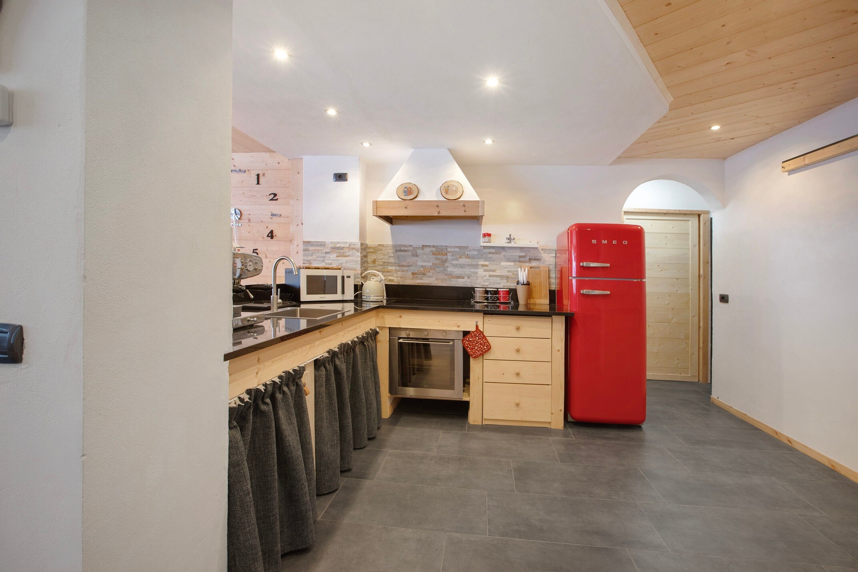 Kylskåp, mikrovågsugn, ugn och spishäll