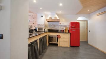 Kylskåp, mikrovågsugn, ugn och spishäll