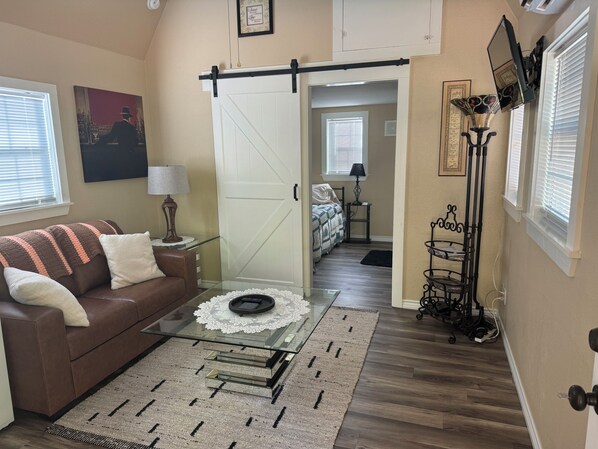 TV - Charming 1-bedroom cottage in Nacogdoches with WiFi, AC, and privacy (Nacogdoches)