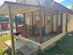 Outdoor dining - Charming 1-bedroom cottage in Nacogdoches with WiFi, AC, and privacy (Nacogdoches)