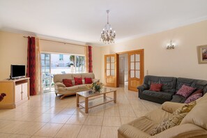 TV, fireplace - Villa 'Andorinhas' with Private Pool, Wi-Fi and Air Conditioning (Albufeira)