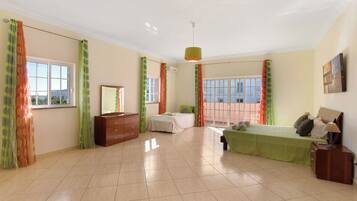 5 habitaciones, tabla de planchar con plancha y wifi gratis