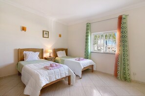 5 bedrooms, iron/ironing board, free WiFi, bed sheets - Villa 'Andorinhas' with Private Pool, Wi-Fi and Air Conditioning (Albufeira)