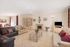 TV, fireplace - Villa 'Andorinhas' with Private Pool, Wi-Fi and Air Conditioning (Albufeira)