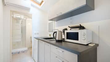 Een microgolfoven, een kookplaat, een koffiezetapparaat/waterkoker