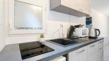 Een microgolfoven, een kookplaat, een koffiezetapparaat/waterkoker