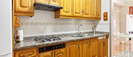 Refrigerador, microondas, horno y parrilla de estufa