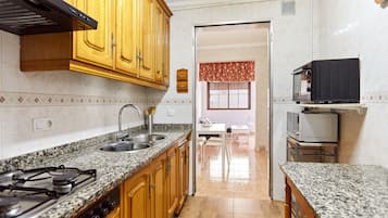 Een koelkast, een magnetron, een oven, een kookplaat