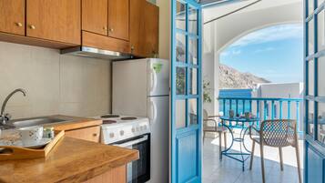 Refrigerador, parrilla de estufa, cafetera y tetera y tetera eléctrica