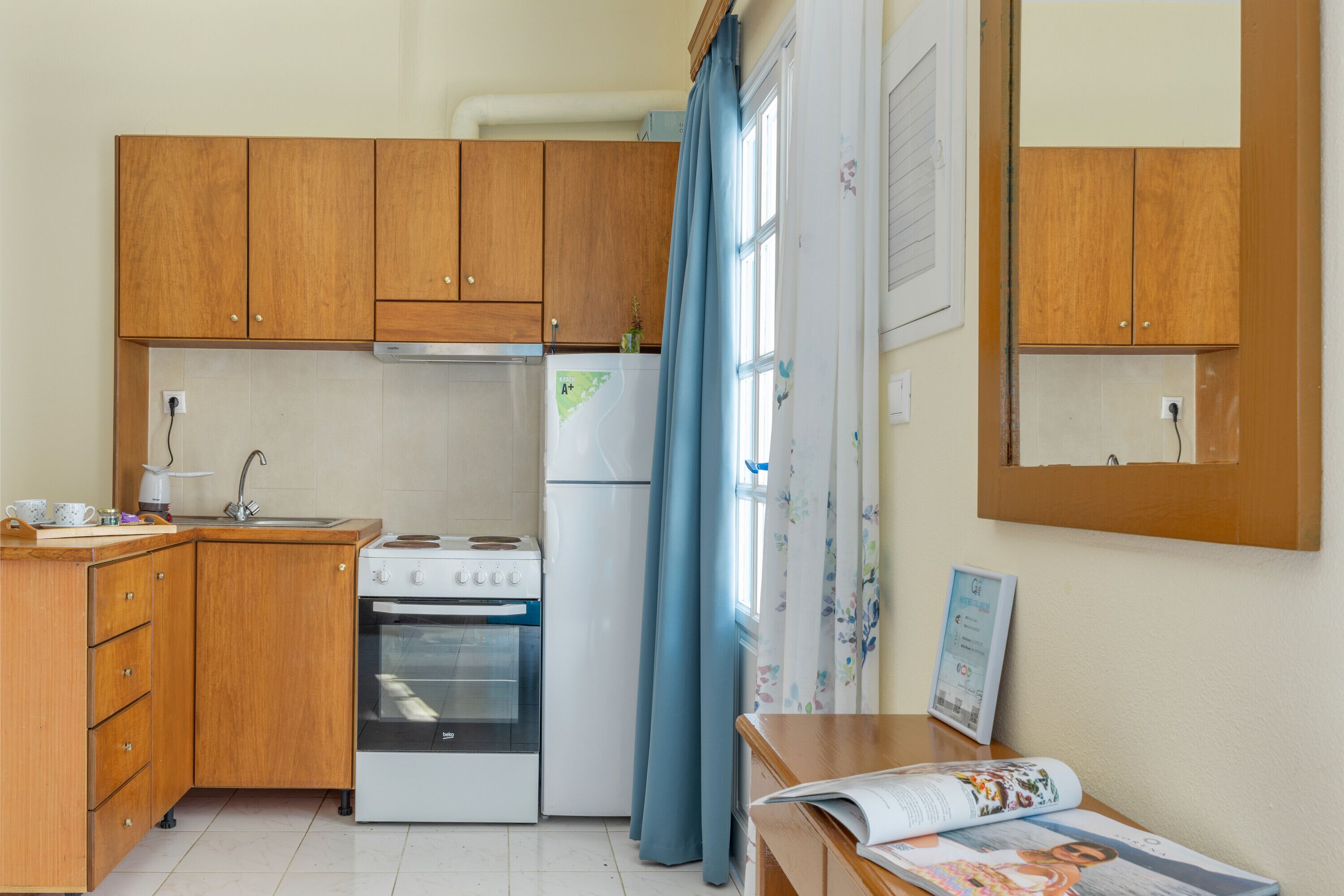 Kühlschrank, Herdplatte, Wasserkocher mit Kaffee-/Teezubehör