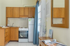 Fridge, stovetop, coffee/tea maker, electric kettle