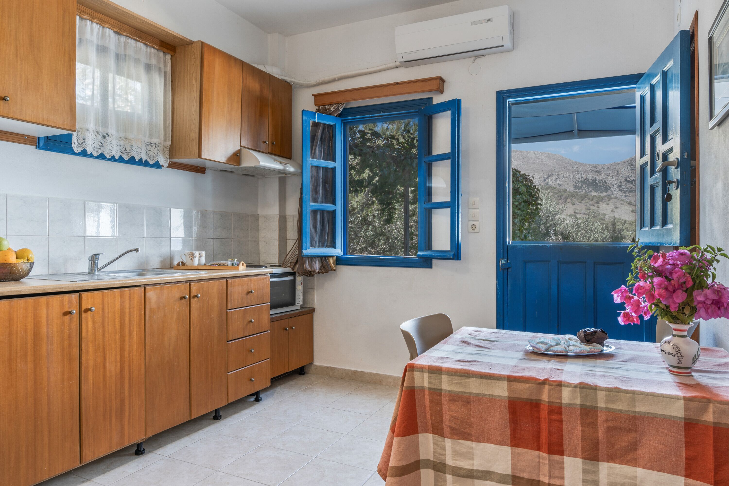 Kühlschrank, Herdplatte, Wasserkocher mit Kaffee-/Teezubehör