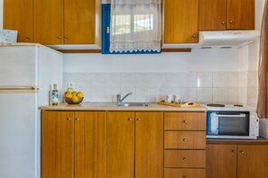 Fridge, stovetop, coffee/tea maker, electric kettle