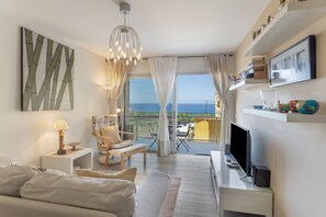 TV, stereo - Apartment 'Elegante' with Sea View, Balcony and Wi-Fi (Tazacorte)