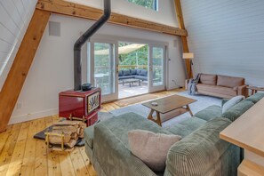 Smart TV, fireplace, stereo