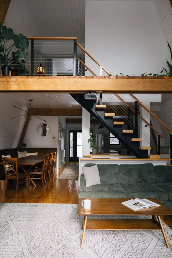 Smart TV, fireplace, stereo - A-Frame, Hot Tub, Cannon/Loon, Snowmobile Trail, Firepit, EV, Pets, Hiking (Lisbon)