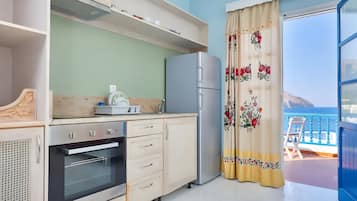 Refrigerador, placa de cocina, cafetera/tetera, tetera/pava eléctrica